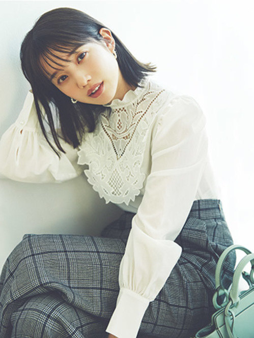 パフスリーブや立ち襟など、クラシカルなディテールが女性らしい。ボトムはチェックのパンツで引き締め。ブラウス¥32,000/ルル・ウィルビー(アルアバイル)、パンツ¥21,000/ジルスチュアート ルミネ新宿店、ピアス¥13,600/ウルフ サーカス(シップス 有楽町店)