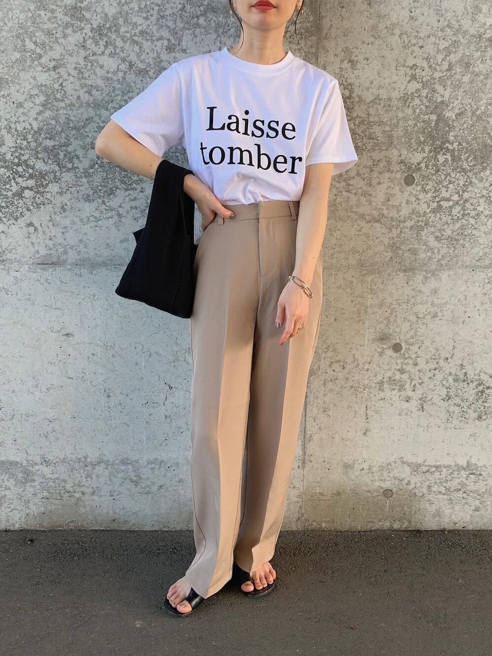 初夏の「きれいめパンツ」コーデ特集！大人カジュアルなトレンドスタイル12選 - LOCARI（ロカリ）