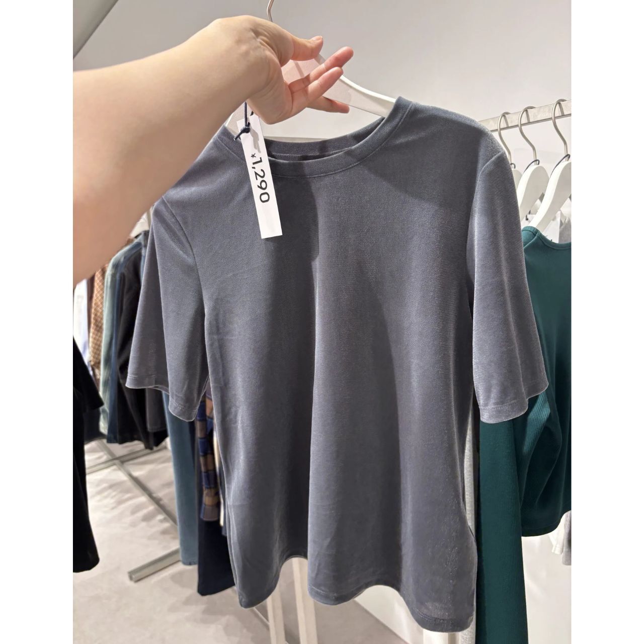 [GU]Tシャツ苦手派に！VERYスタッフが見つけた“きれいめトップス”2選 - LOCARI（ロカリ）
