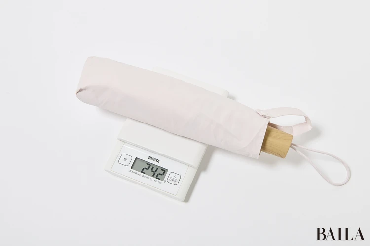 ユニクロ 約240gの軽量設計!バッグに入れても負担になりにくいコンパクトさ