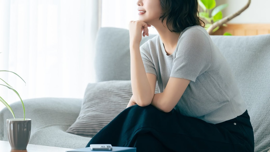くつろぐ女性