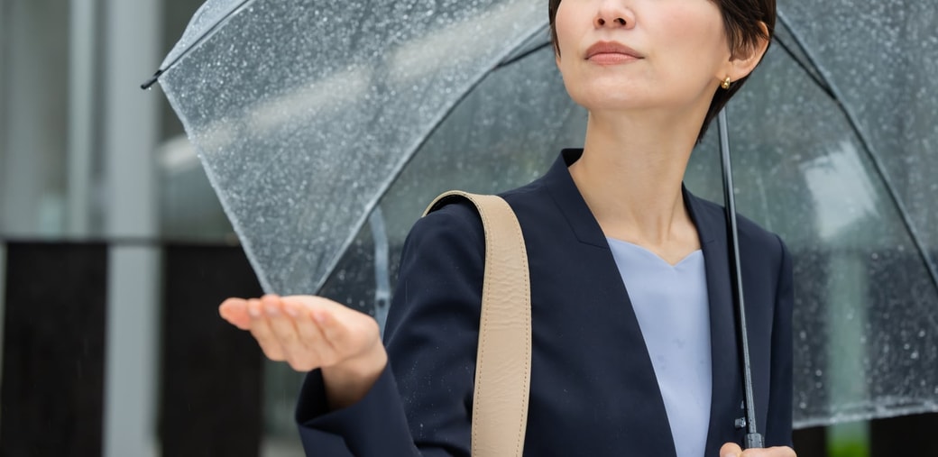 傘をさす女性