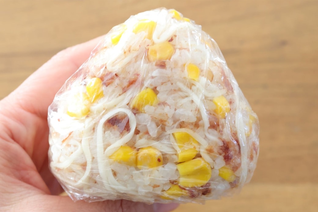「コーンとチーズのおかかおにぎり」