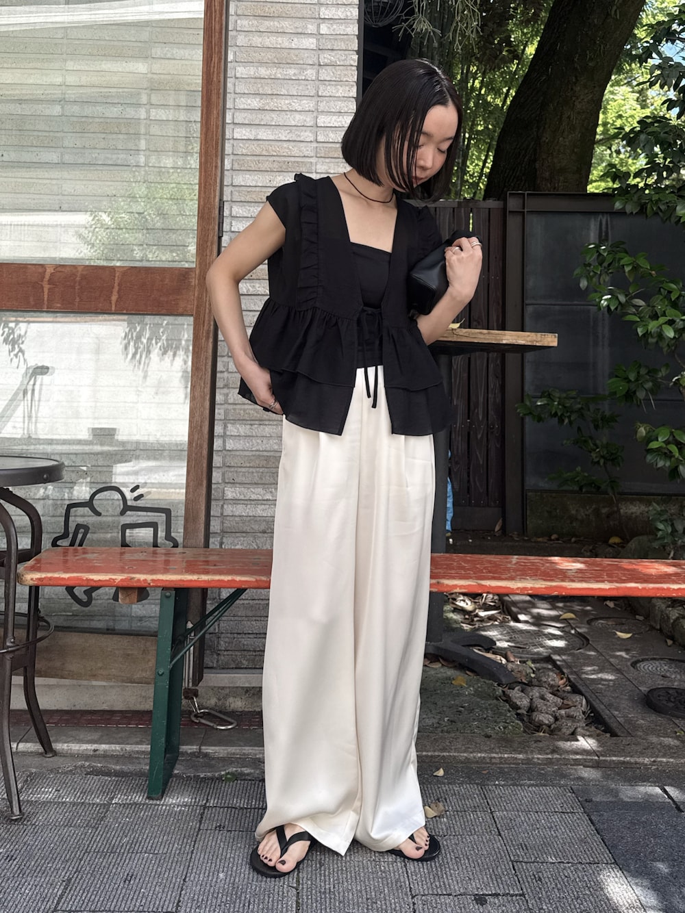 ブラック系のシャツ/ブラウス、ホワイト系のその他パンツ、ブラック系のサンダルを着用したレディースの夏コーディネートの1枚目の写真