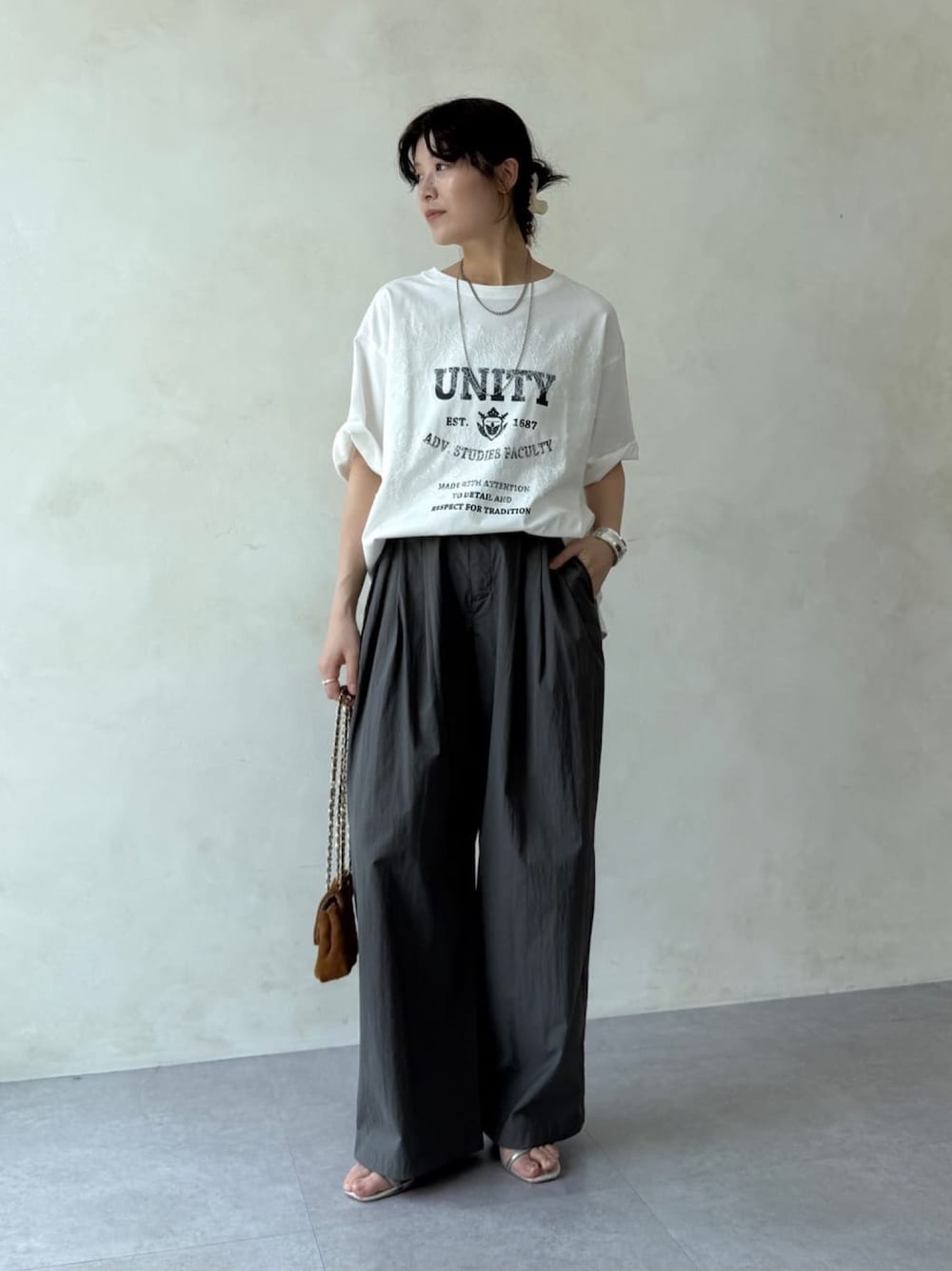 ホワイト系のTシャツ/カットソー、グレー系のその他パンツを着用したレディースの夏コーディネートの1枚目の写真