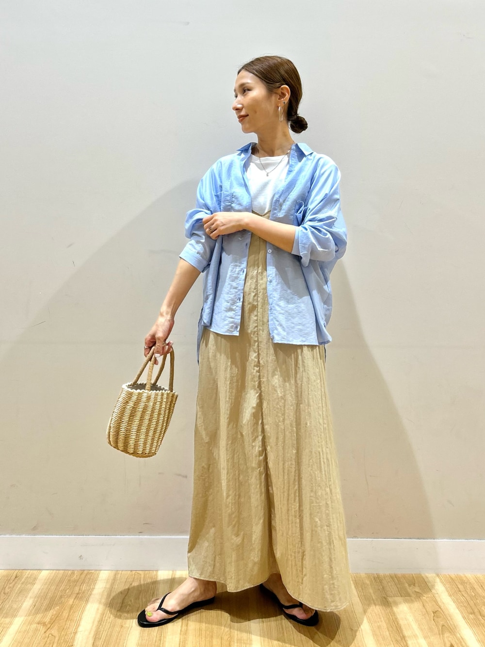 ブルー系のシャツ/ブラウス、ベージュ系のワンピース、グレー系のハンドバッグを着用したレディースの夏コーディネートの1枚目の写真