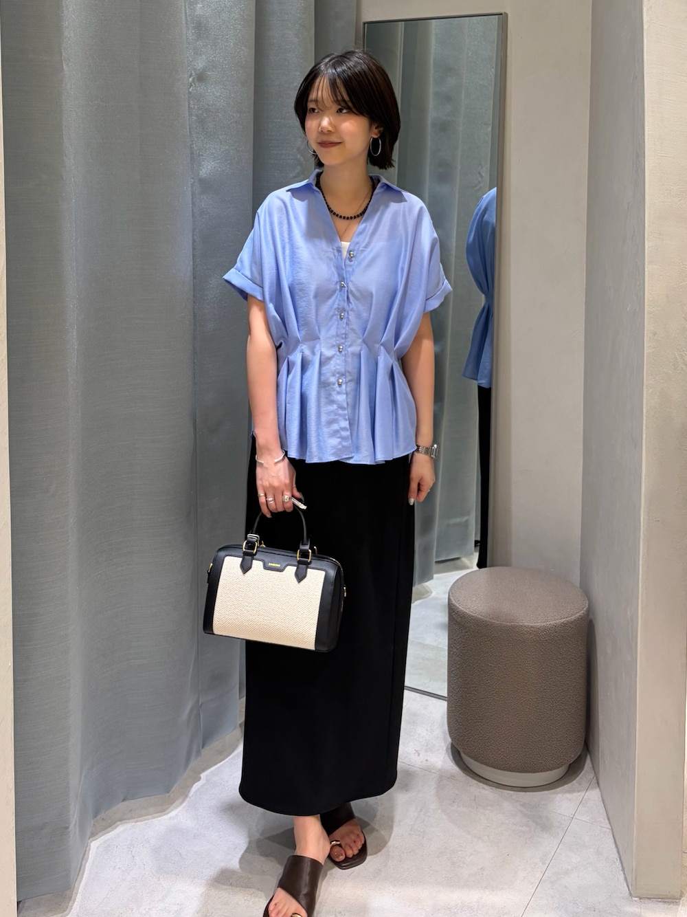 ブルー系のシャツ/ブラウス、ブラック系のボストンバッグ、ブラック系のスカートを着用したレディースの夏コーディネートの1枚目の写真