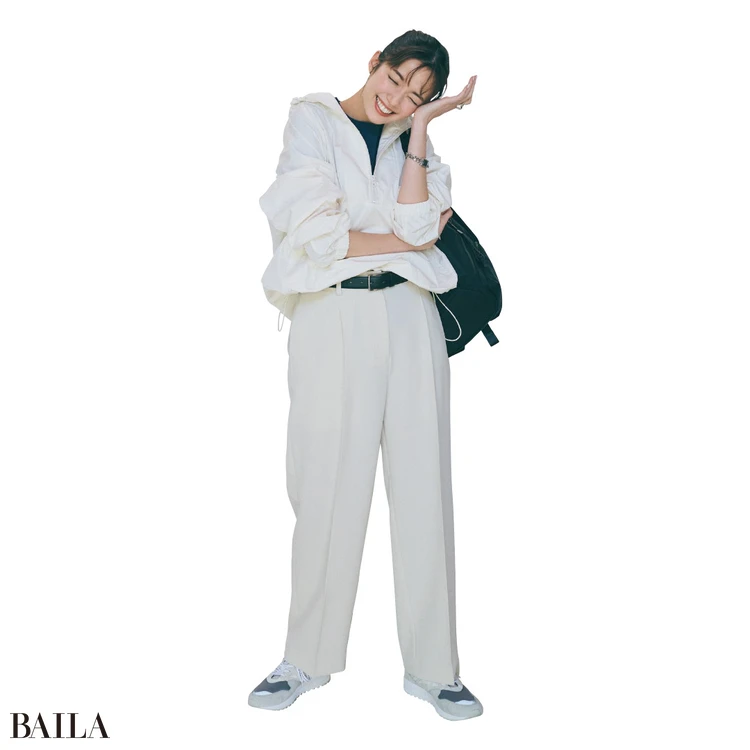 アノラックパーカでスポーティなムードを【BAILA今日のコーデ】