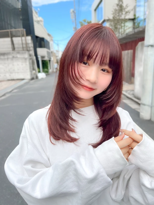 夏におすすめの髪型 ヘアスタイル チェリーピンクとレイヤーのカジュアルミディアム