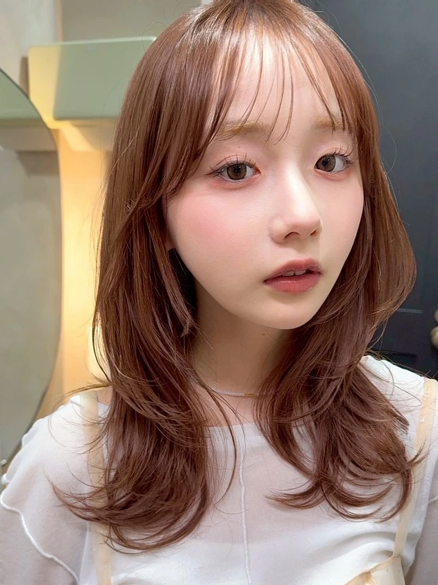 夏におすすめの髪型 ヘアスタイル 大人可愛いモカブラウンのミディアムレイヤー