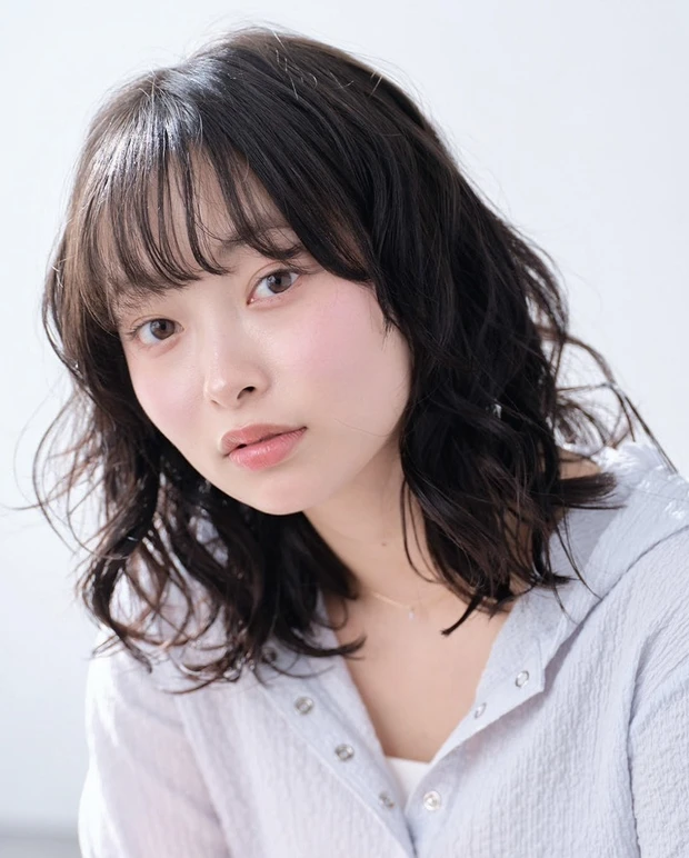 夏におすすめの髪型 ヘアスタイル 簡単スタイリングで決まるミディアムパーマ