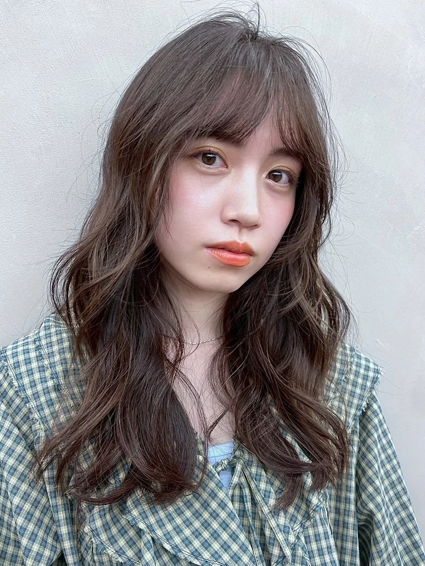 夏におすすめの髪型 ヘアスタイル ショコラブラウンカラーのミディアムパーマ
