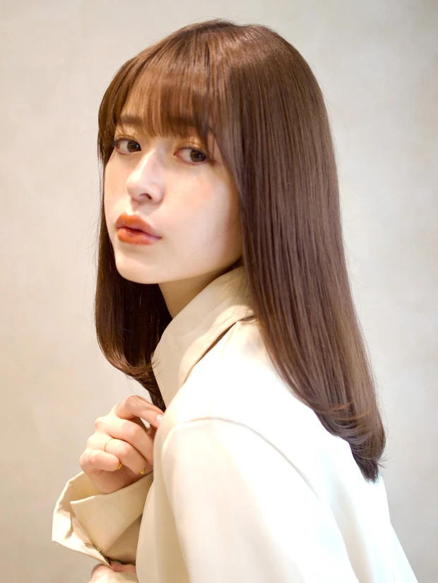 夏におすすめの髪型 ヘアスタイル ラベンダーブラウンのストレートミディアム