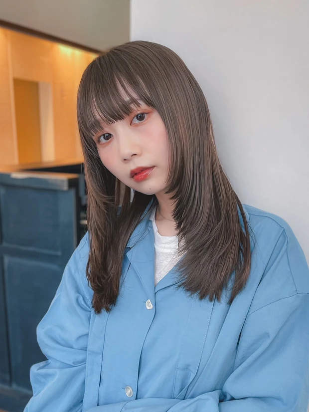 夏におすすめの髪型 ヘアスタイル アッシュグレージュが今っぽいストレートミディアムレイヤー