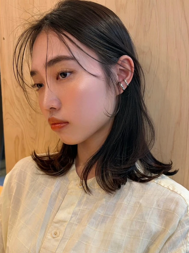 夏におすすめの髪型 ヘアスタイル こなれ印象の外ハネミディアムレイヤー