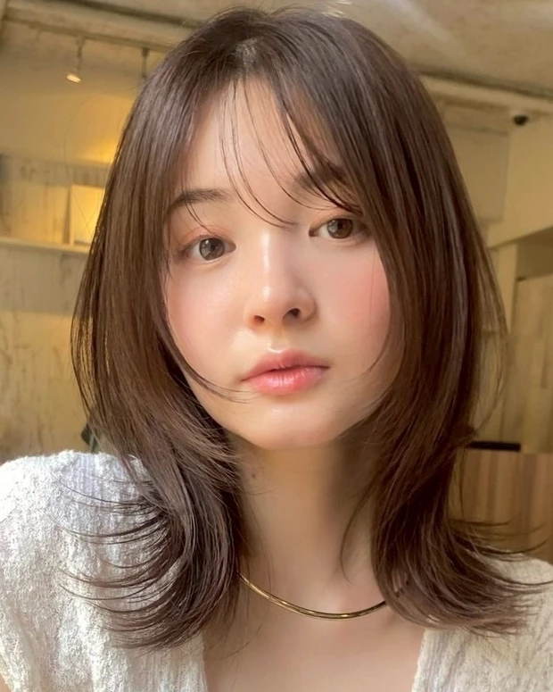 夏におすすめの髪型 ヘアスタイル クセを活かしたふんわり外ハネミディアムレイヤー
