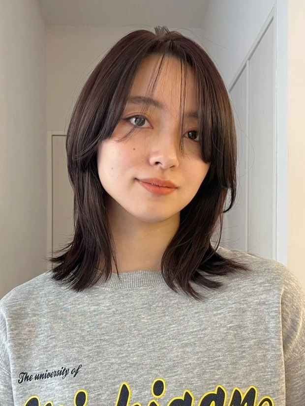 夏におすすめの髪型 ヘアスタイル ナチュラル仕上げの韓国風ミディアムレイヤー