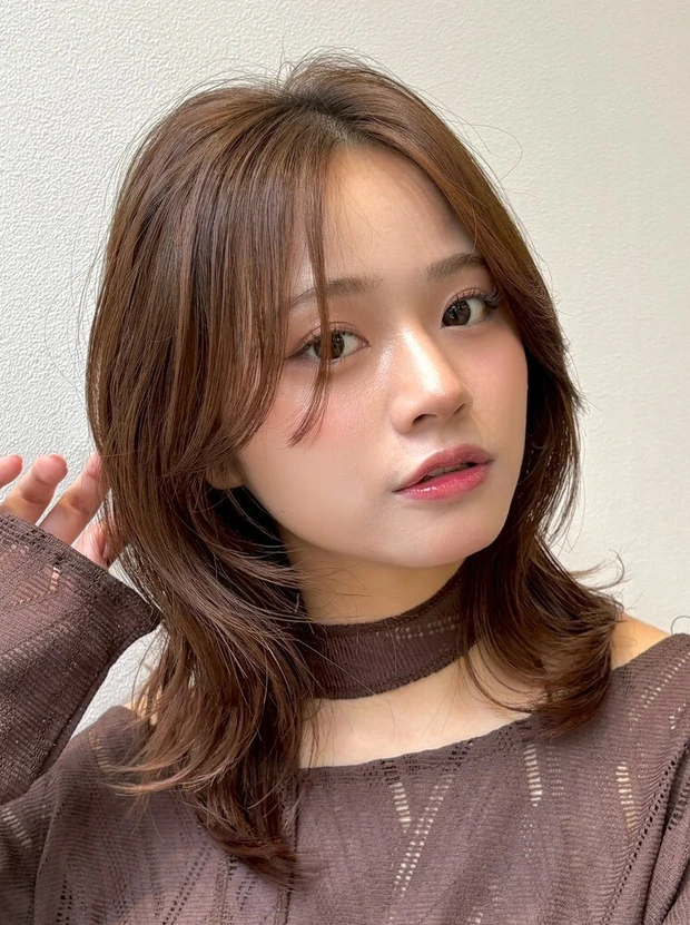 夏におすすめの髪型 ヘアスタイル たっぷりレイヤーとセンターパートのくびれミディアム