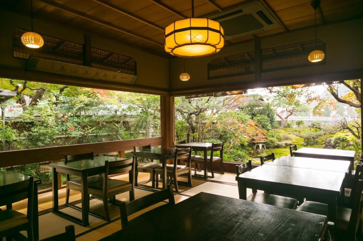 「豆腐料理　松ヶ枝」店内