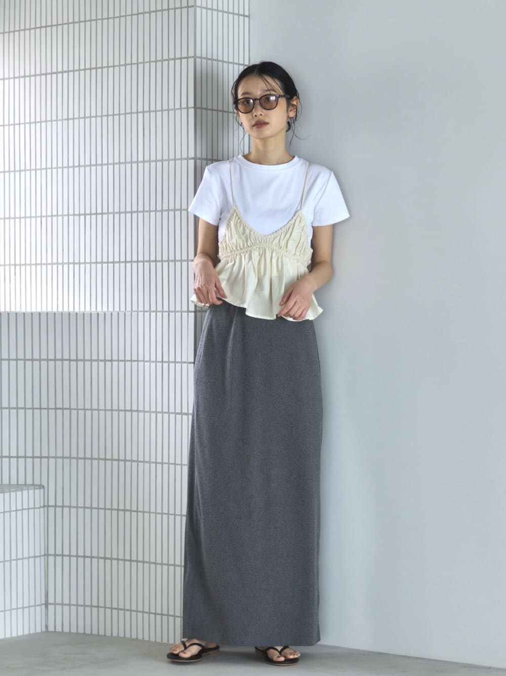 ホワイト系のTシャツ/カットソー、ホワイト系のシャツ/ブラウス、グレー系のスカートを着用したレディースの夏コーディネートの1枚目の写真
