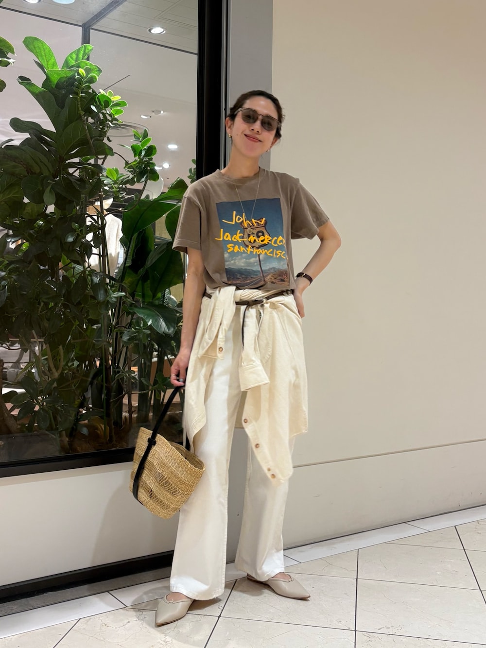 ブラウン系のTシャツ/カットソー、ホワイト系のデニムパンツ、ベージュ系のかごバッグを着用したレディースの夏コーディネートの1枚目の写真