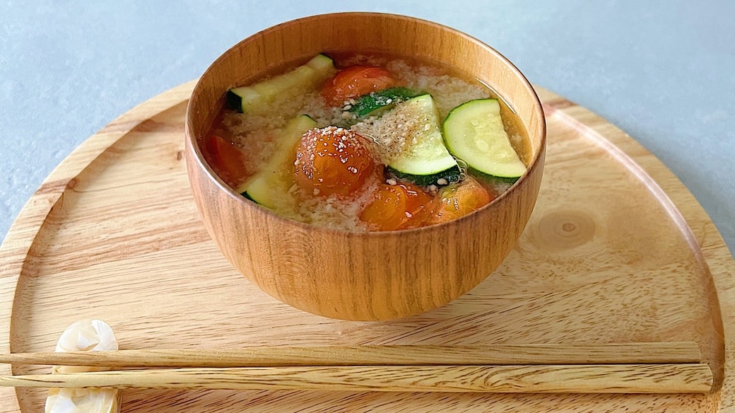 ズッキーニとミニトマトのみそ汁