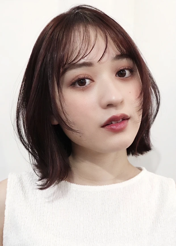 髪型 レイヤーボブ ボブヘア 前髪あり 小顔ヘア 正面 ふんわり