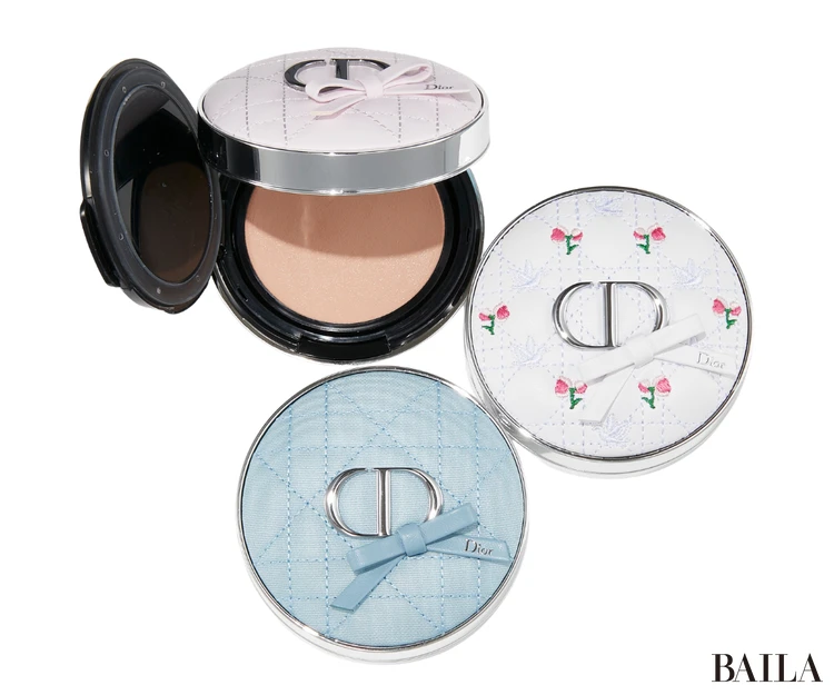 【Dior(ディオール)】ディオールスキン フォーエヴァー クッションケース 上から時計まわりに:ピンク ボウ、フラワー ボウ、ブルー ボウ