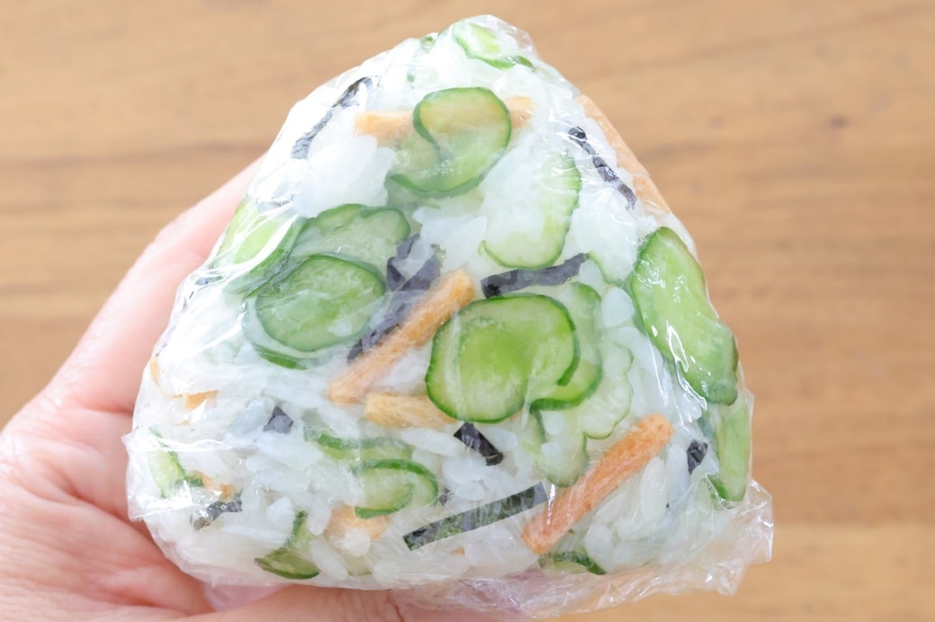 「お茶づけ海苔ときゅうりのおにぎり」