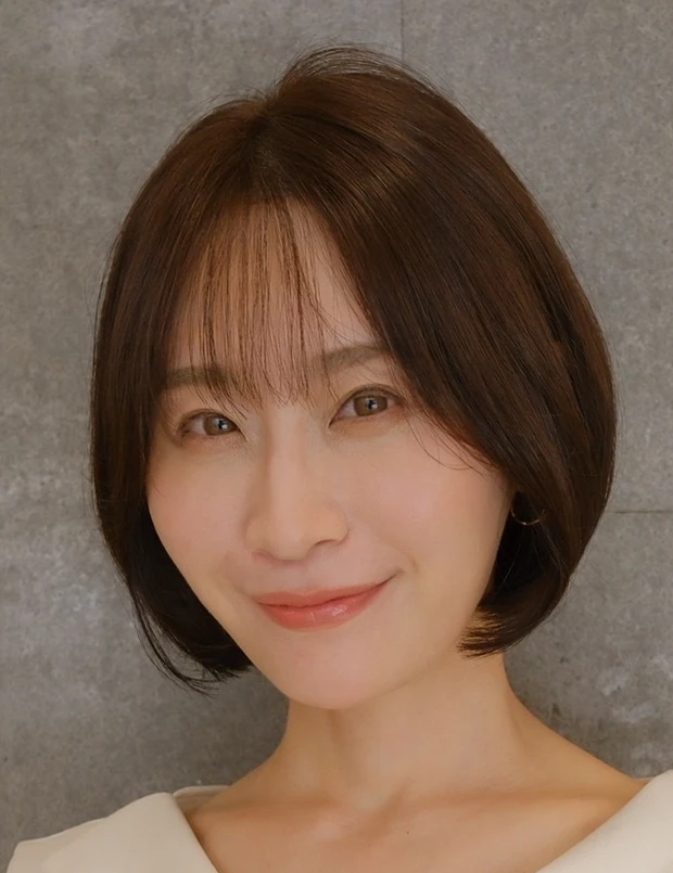 髪型 ショートヘア 40代 小顔ショート 前髪あり 正面 ショートボブ