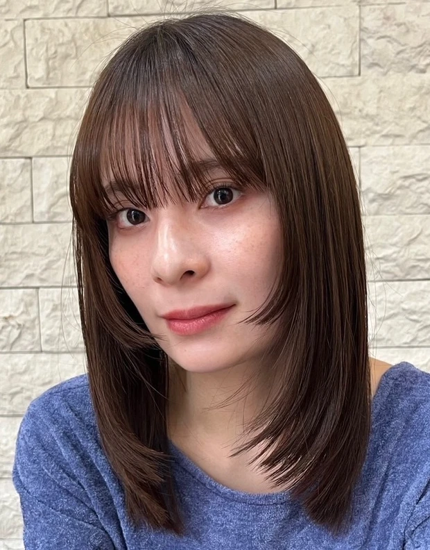 セミロングヘア 正面 小顔 セミロング