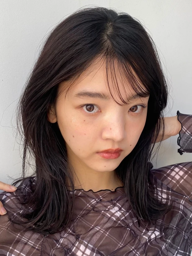 ヘアカタログ セミロング セミロングヘア 前髪あり 正面