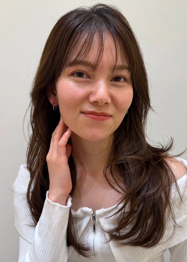 髪型 ロング レイヤーロング 前髪あり 正面 40代 ヘアスタイル
