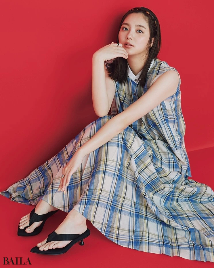 新川優愛　サンダルコーデ
