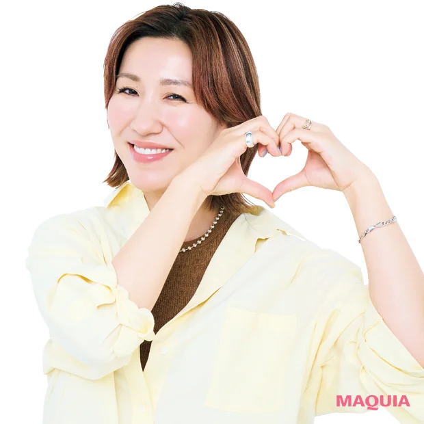 手でハートを作っている長井かおりさん