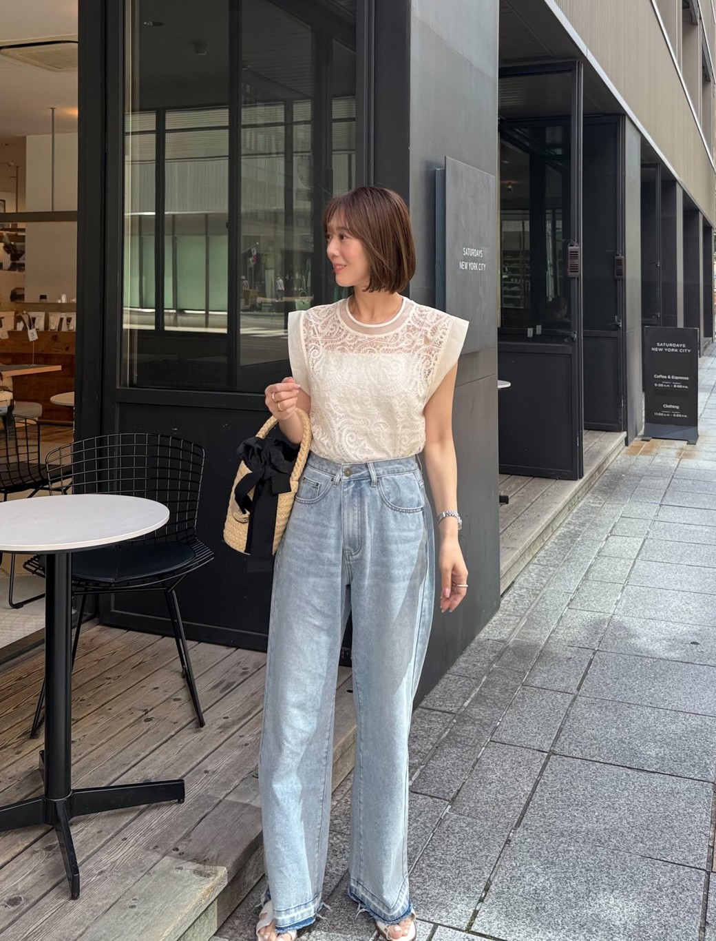 カジュアルなデニムもレーストップスで垢抜ける。