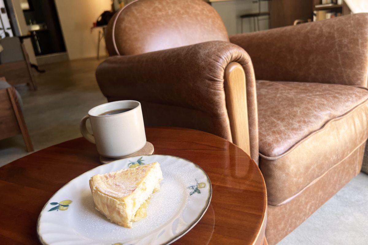 「ハンドドリップコーヒー」(HOT)1045円、「りんごのチーズケーキ」880円
