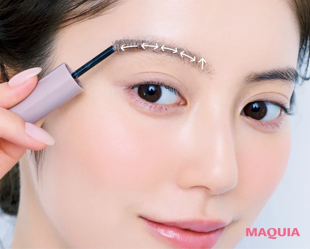 眉マスカラを塗っているモデル