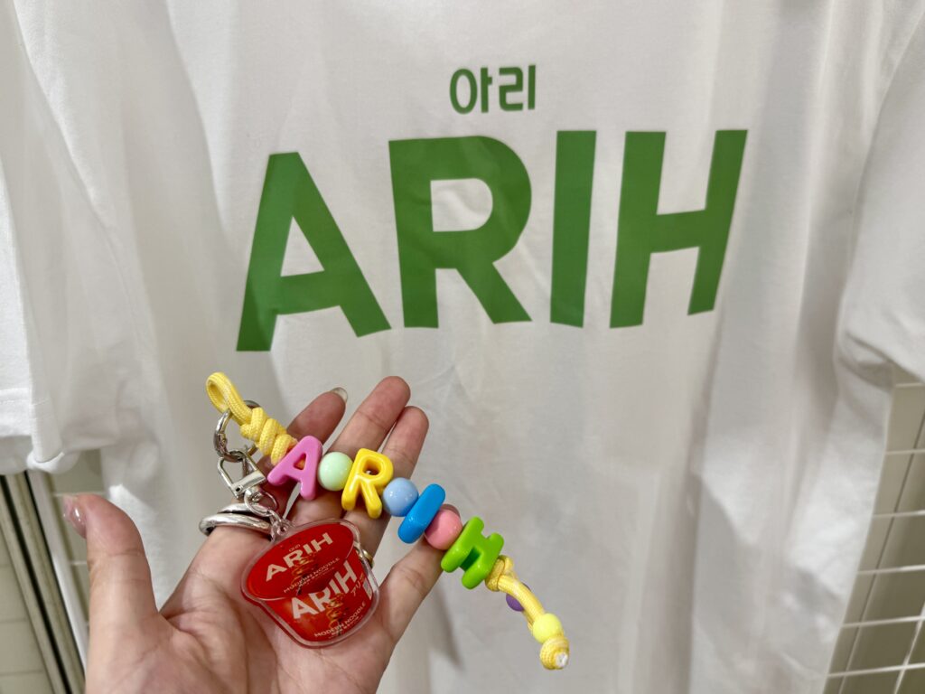 BTS ARIH アリ 渋谷 ポップアップ 限定　キーホルダー BTSと共に企画した「ARIH」が日本初上陸！渋谷POPUPをレポ - LOCARI
