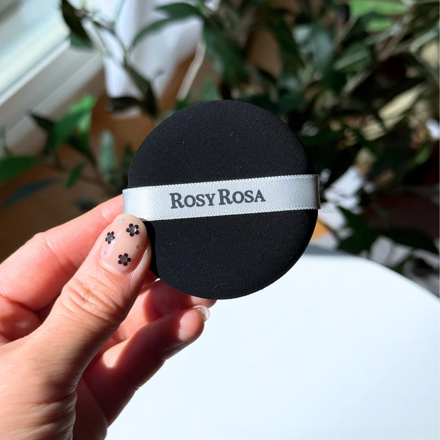 ロージーローザ(ROSY ROSA)　マルチファンデパフ 2P 手に持っている画像