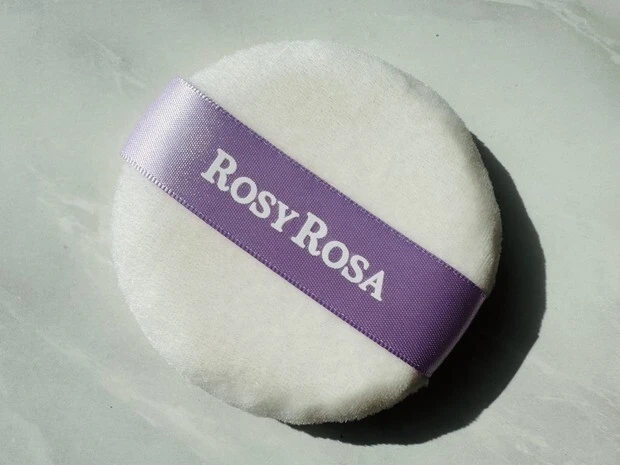 ロージーローザ(ROSY ROSA)　メイクフィックスパフ 俯瞰で撮影した画像