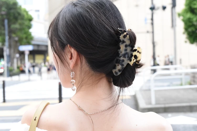 【2026年】おしゃれ読者が愛用するヘアアクセ6選。大人のおしゃれを格上げするおすすめアイテムで、後ろ姿も華やかに_7