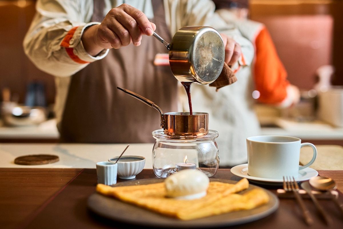 「ご褒美クレープ 赤たまごキャラメル」1870円 コーヒー/紅茶付き +110円でカフェラテに変更可