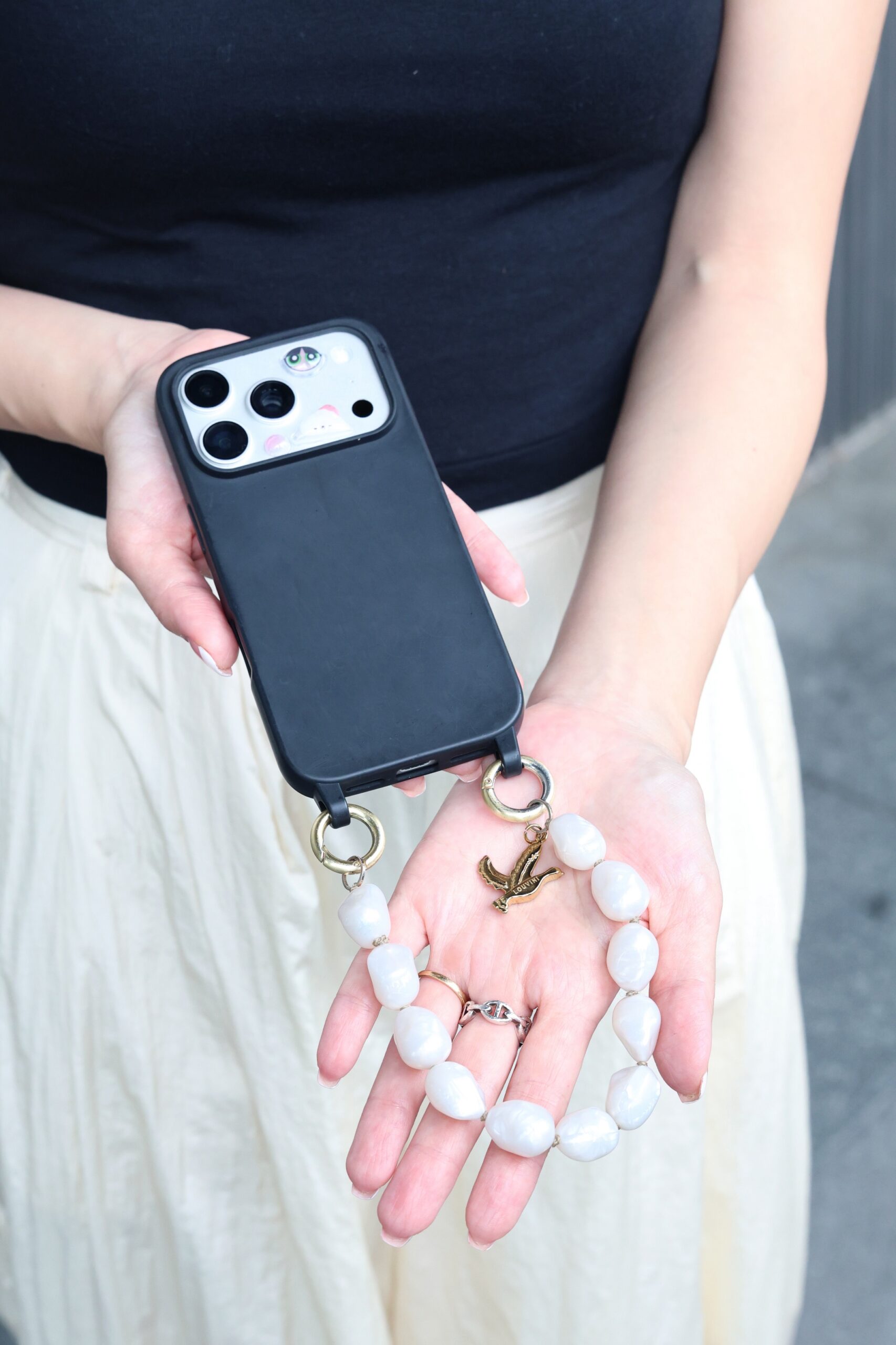 スマホストラップ】は短めが新潮流！かぶりブランドはフランス発