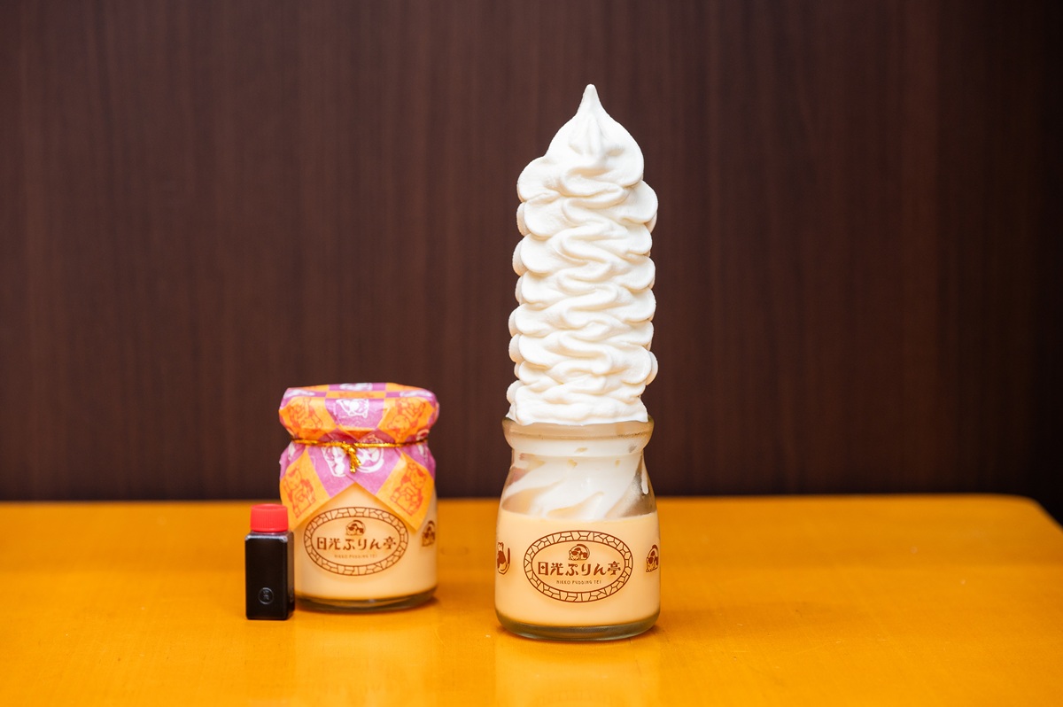 ソフトクリームたっぷりの「ハーフぷりんソフト」680円(イートイン)