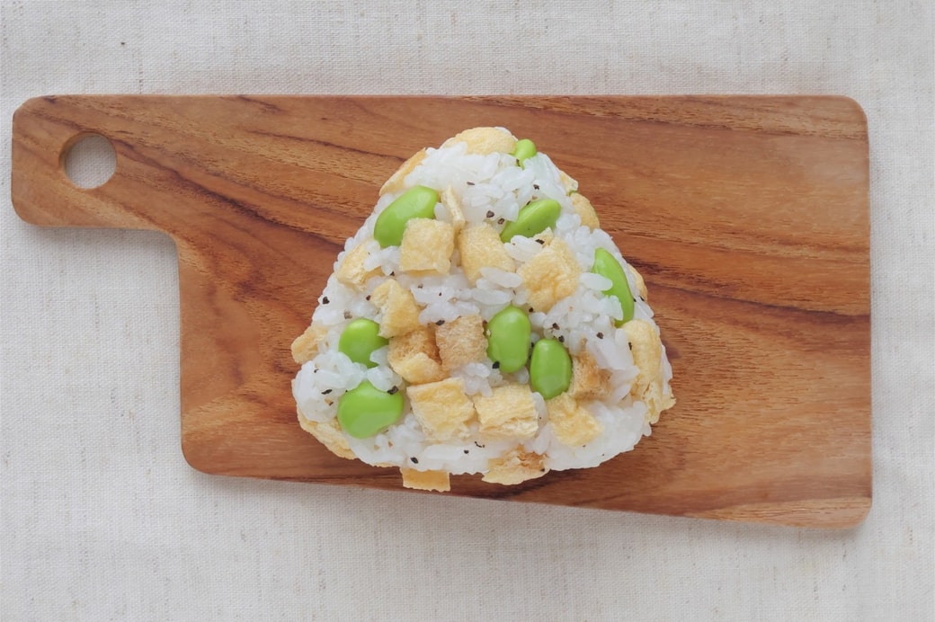 「えだまめと油揚げのおにぎり」