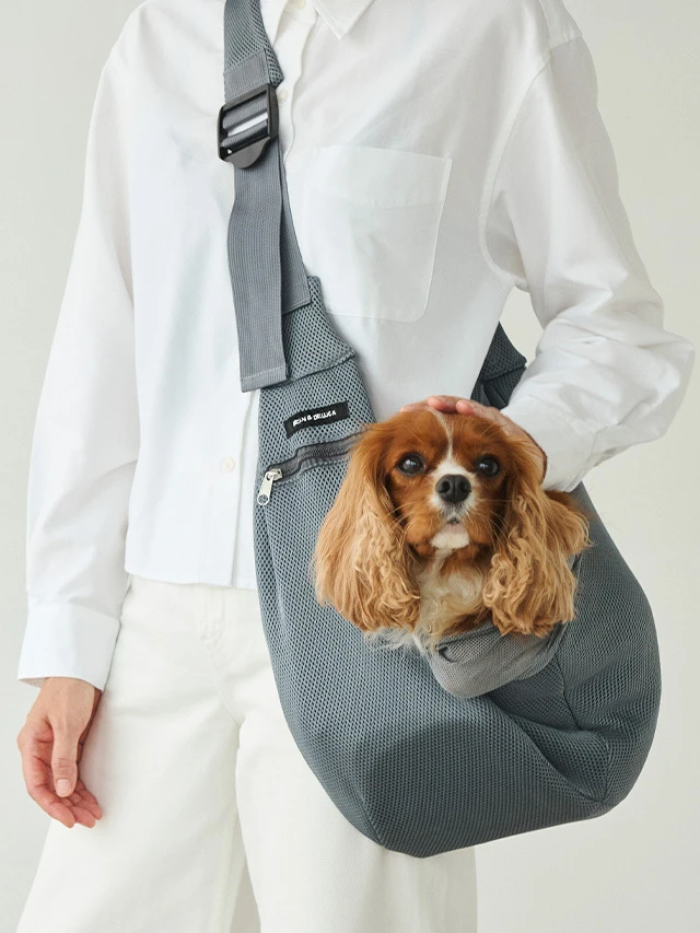 腕の中にいるような優しいフィット感が魅力のスリングバッグ