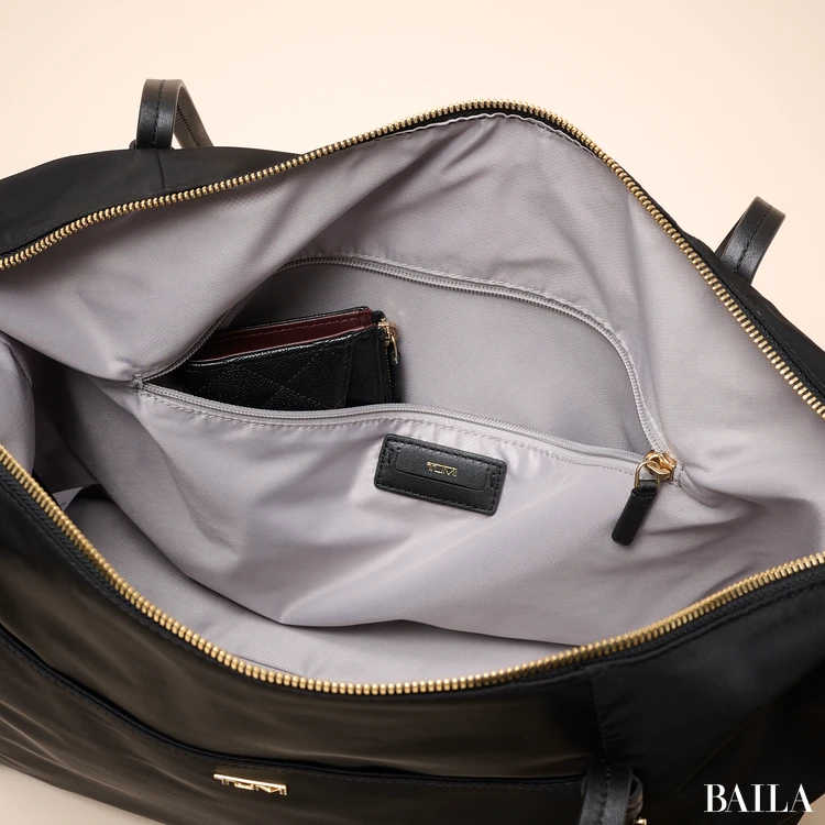 トゥミ VOYAGEUR Qトート ファスナポケットに財布を入れた様子