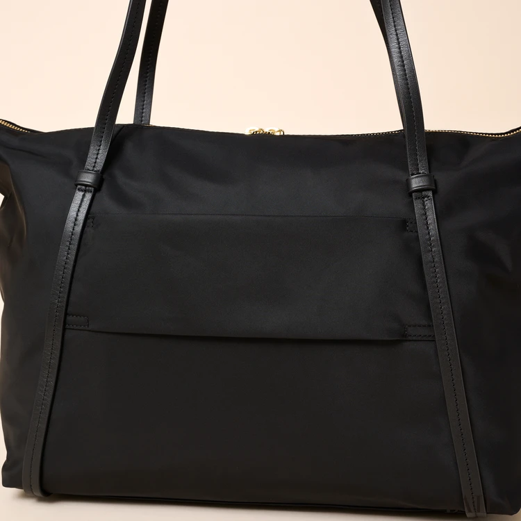 トゥミ VOYAGEUR Qトート 着用画像