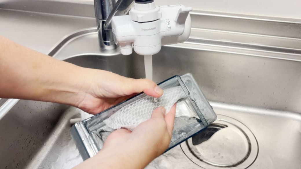 やわらかいスポンジで水洗いする